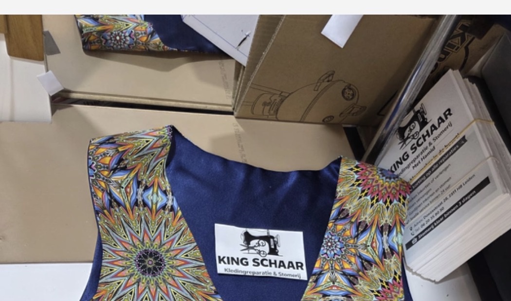 Achterzijde van een gilet met kleurrijke stof