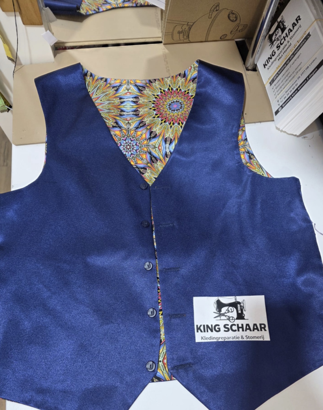 Blauw gilet met kleurrijke voering
