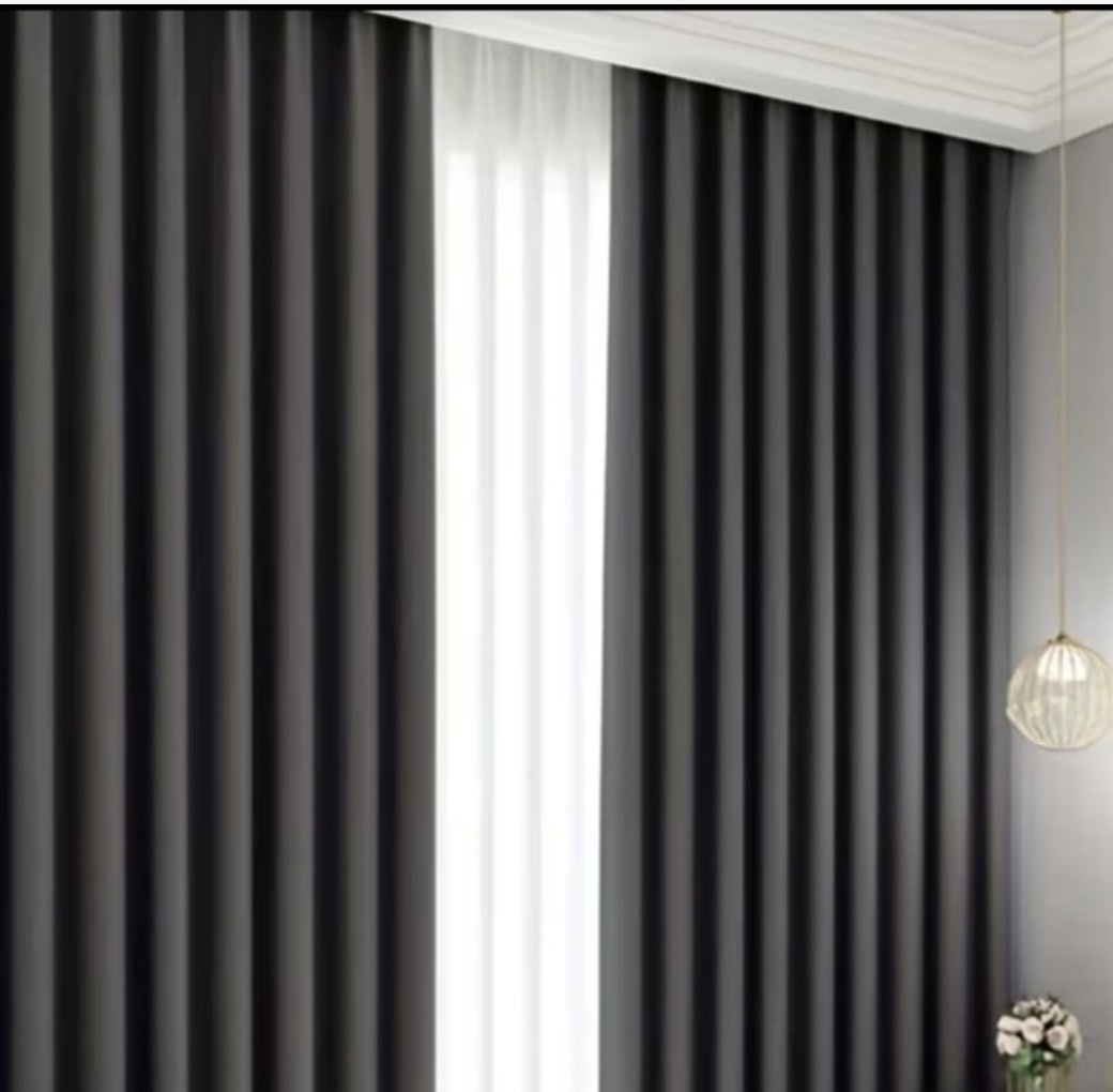 Antracietkleurige gordijnen in een kamer
