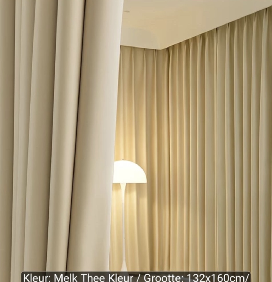 Beige gordijnen in een warme kamer